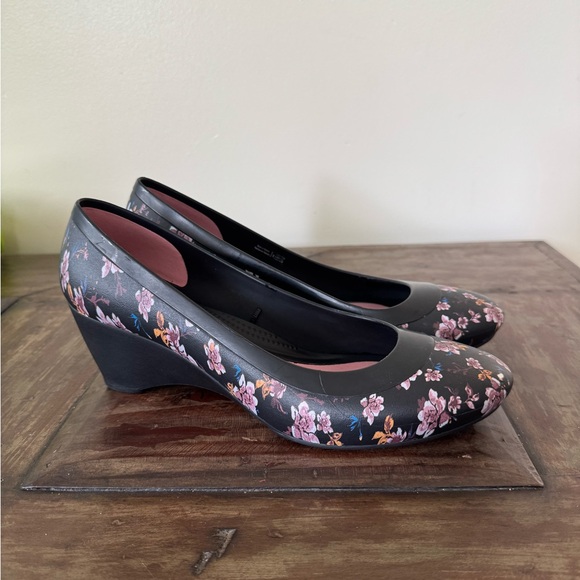CROCS Shoes - Crocs Lina Dual Comfort rubber black floral‎ wedge heels shoes women’s size 10
